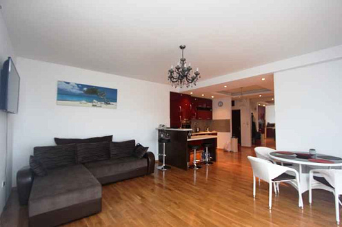 Eine Wohnung mit Meerblick in Rafailovici